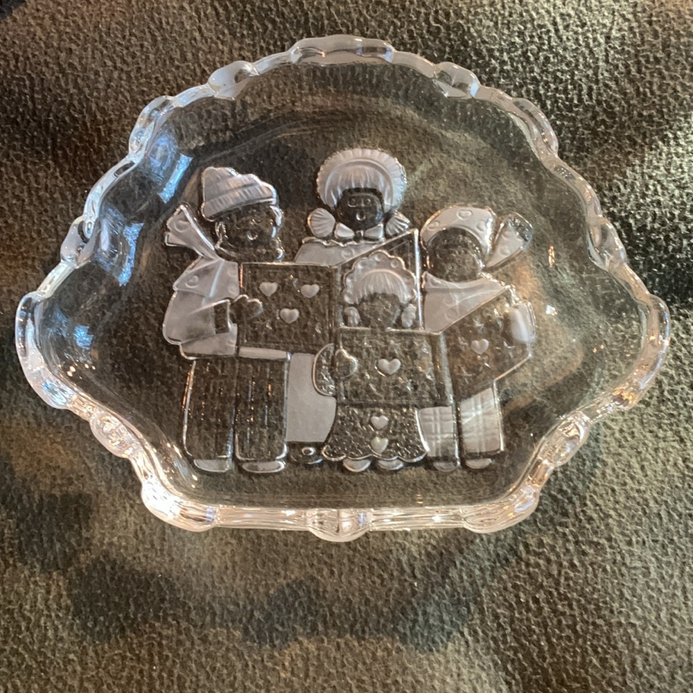 Mikasa “Carolers” glass sweet dish with box. Size approximately 8 1/4” x 7” x 1” - Picture 4 of 9